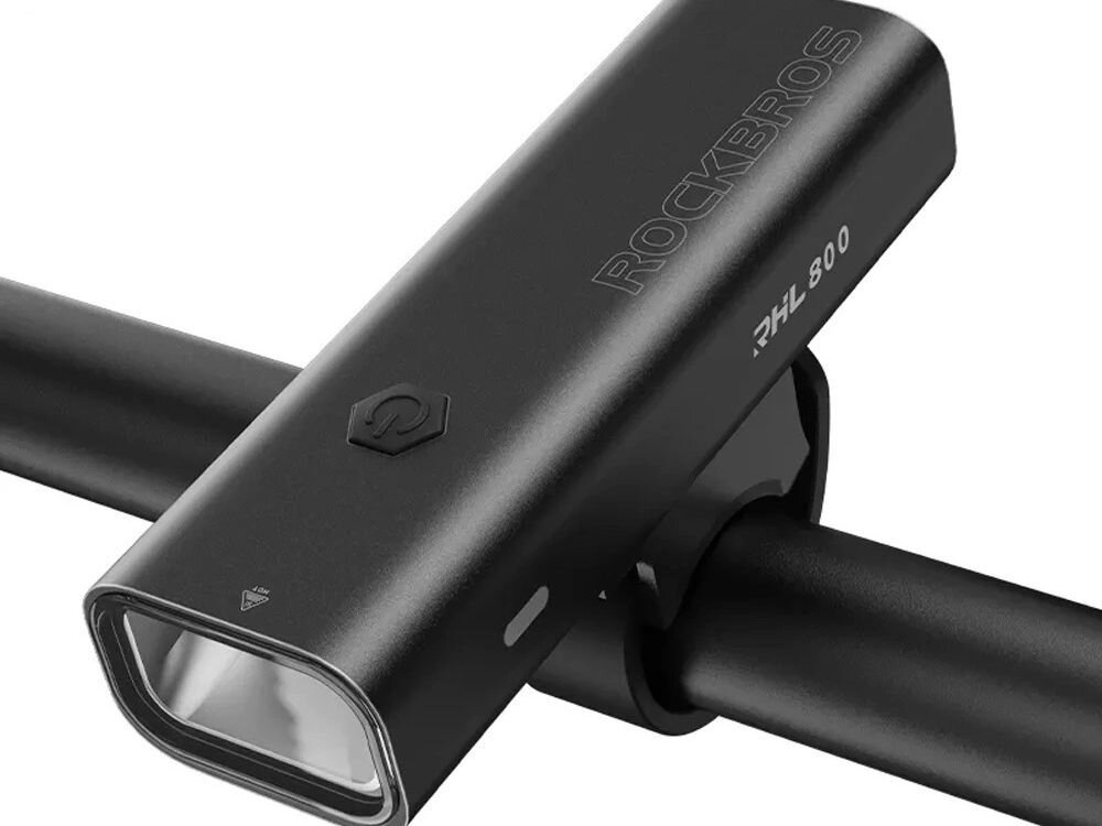 Lampka rowerowa ROCKBROS 24710012001 800 LM, 3000 mAh, ładowanie, czas pracy, wygoda, Widok na akcesorium przymocowane do roweru.