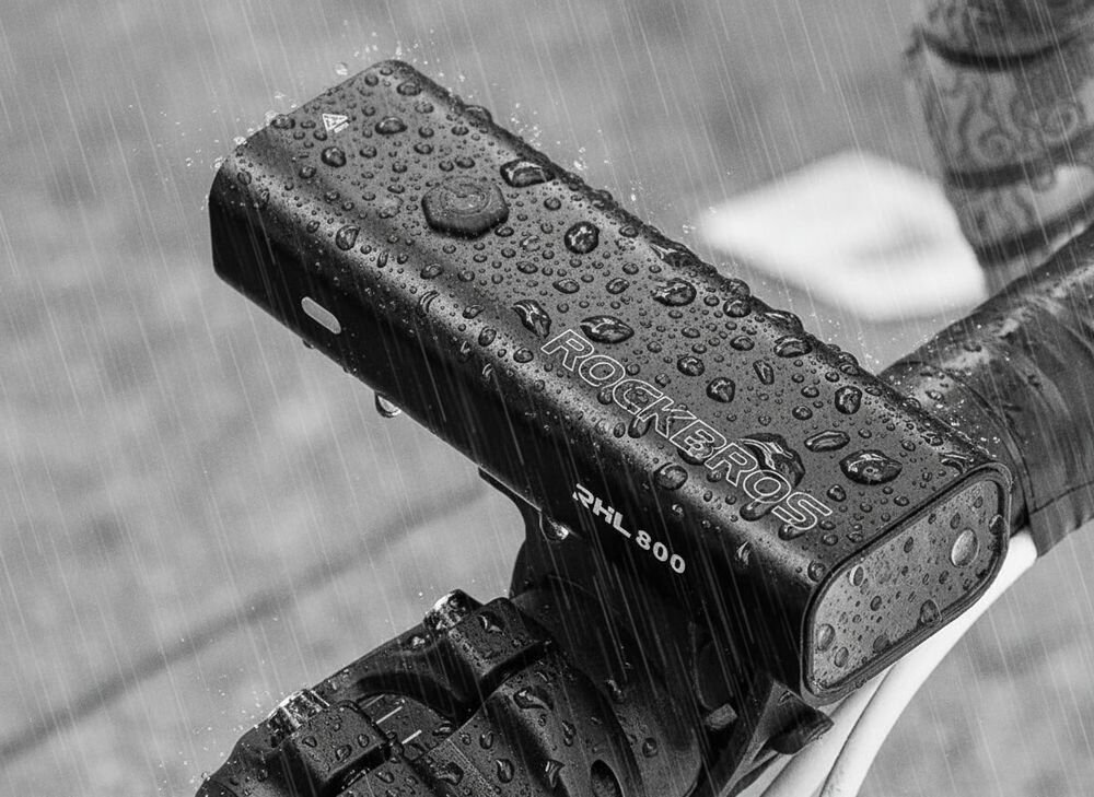 Lampka rowerowa ROCKBROS 24710012001 800 LM, IPX6, wodoodporność, trwałość, ochrona, Odporność obudowy na działanie wody i deszczu.