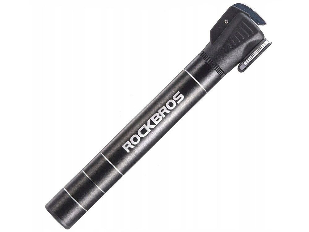 Czarna ręczna pompka rowerowa z napisem \'ROCKBROS\' na korpusie. Pompka ma kompaktowy, cylindryczny kształt z uchwytem na końcu.