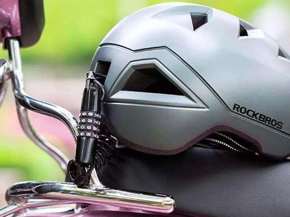 Zapięcie rowerowe ROCKBROS T610 Linka Czarny, Zapięcie, rower, bezpieczeństwo, ochrona, Kask przypięty czarną linką do kierownicy roweru.