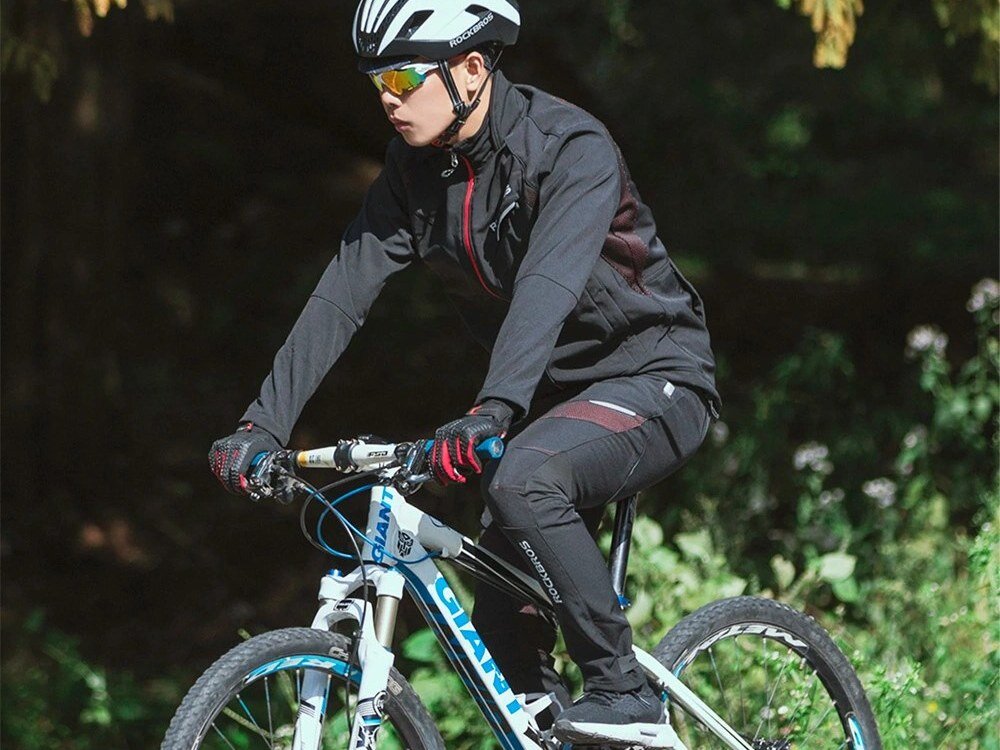 Spodnie rowerowe ROCKBROS YPK1007R (rozmiar XL) Czarny, Spodnie, rower, komfort, ochrona, Mężczyzna jadący rowerem górskim przez las.