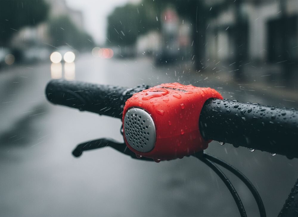 Dzwonek rowerowy ROCKBROS CB1709RD Czerwony, Odporność, pogoda, trwałość, materiał, Dzwonek na kierownicy roweru podczas opadów deszczu.