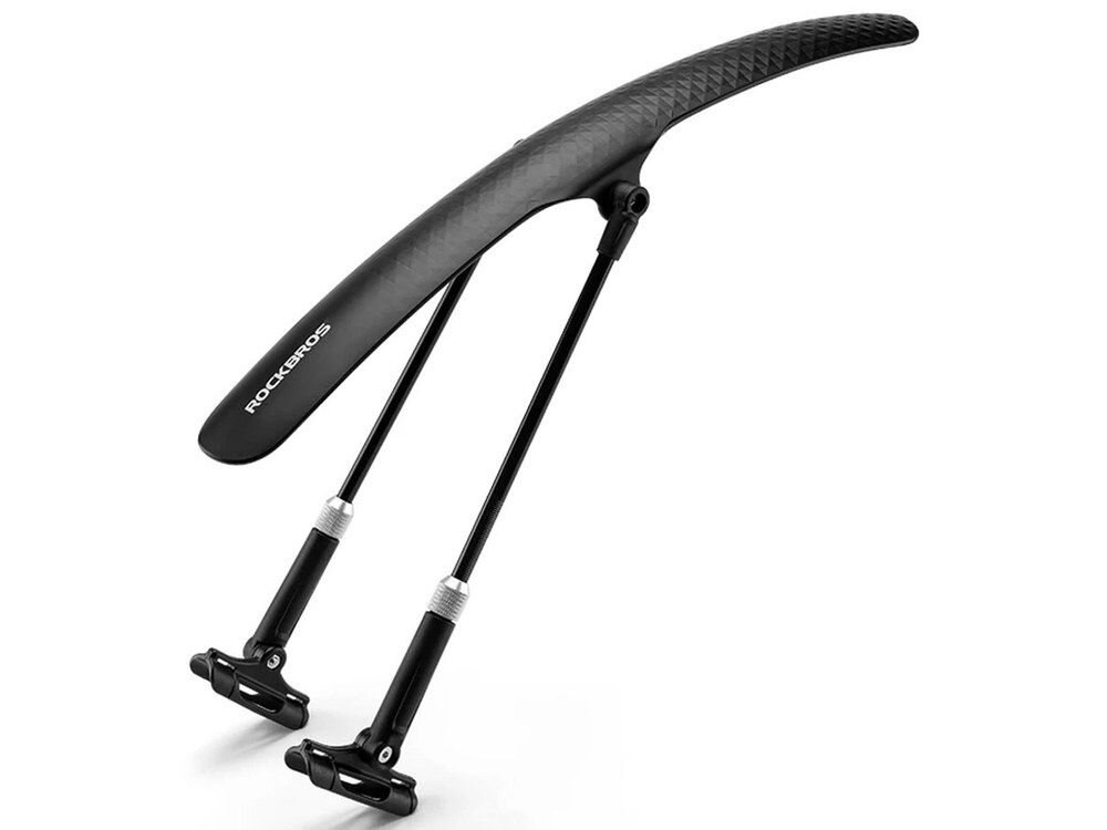 Czarny błotnik rowerowy z logo \'ROCKBROS\', wyposażony w dwa metalowe wsporniki z mocowaniami.