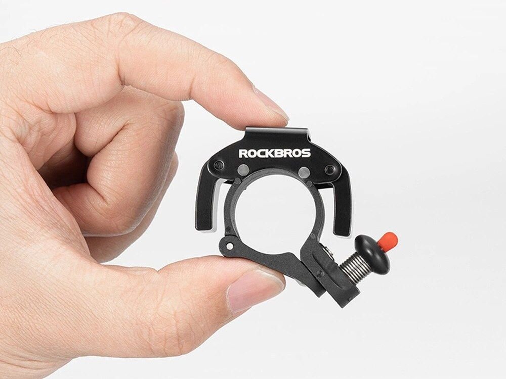  Dzwonek rowerowy ROCKBROS 34210006001 Czarny, stop, aluminium, stal, nierdzewna, Trzymanie dzwonka rowerowego w dłoni.