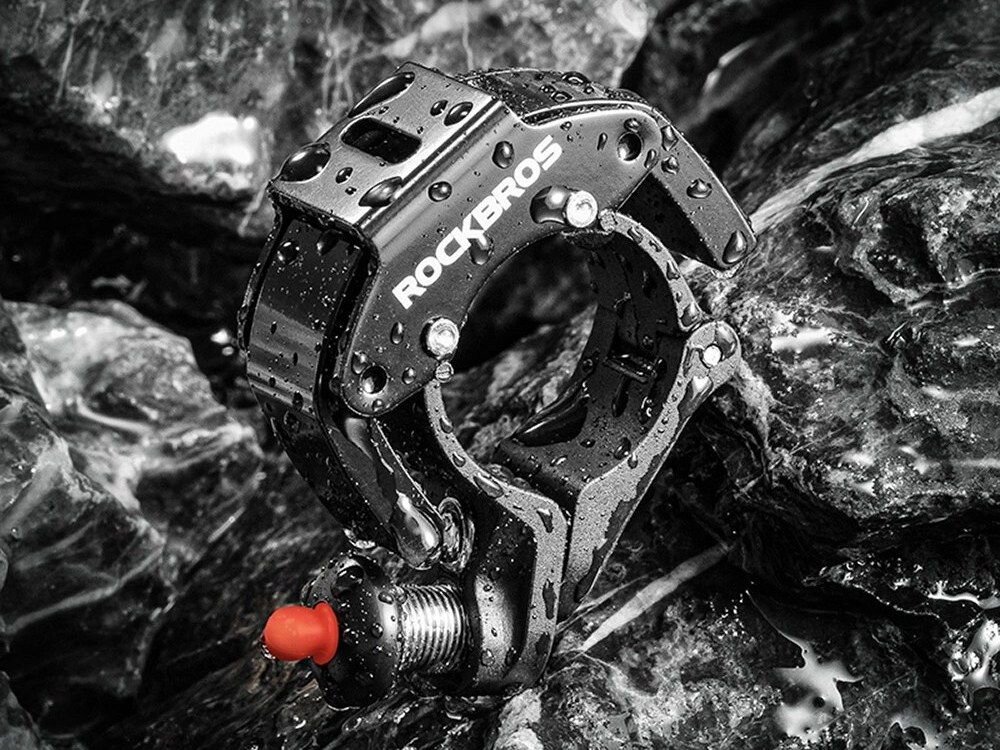  Dzwonek rowerowy ROCKBROS 34210006001 Czarny, odporny, deszcz, korozja, warunki, Mokry dzwonek rowerowy na ciemnych kamieniach.