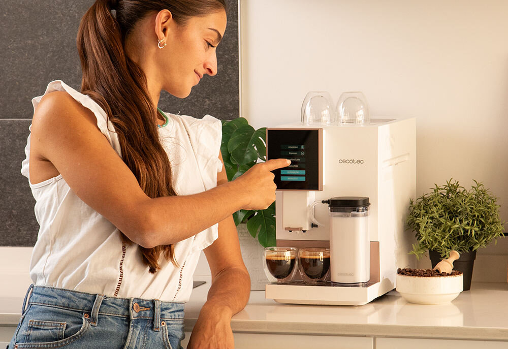 Ekspres CECOTEC Cremmaet Compactccino Biało różowy wygląd design prezentacja wizualizacja Kawa w zasięgu ręki