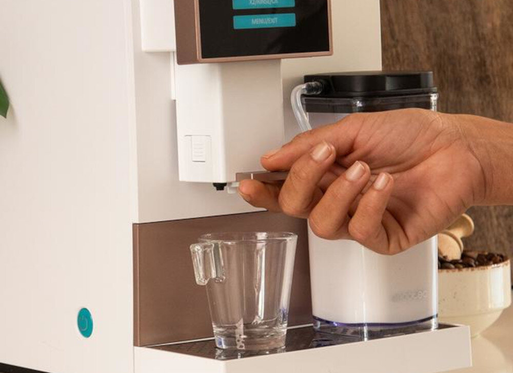 Ekspres CECOTEC Cremmaet Compactccino Biało różowy i kompaktowość Kompaktowa konstrukcja wymiary eleganckie wykończenie