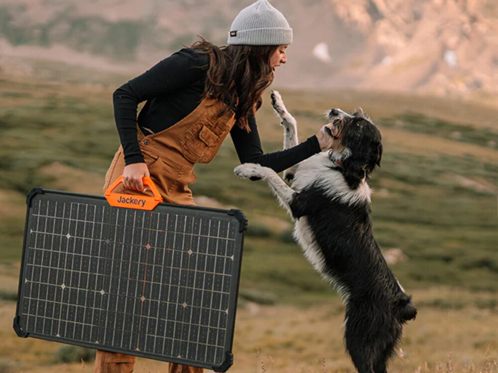 Panel fotowoltaiczny JACKERY SolarSaga 80W konstrukcja lekka solidna waga 5,1 kg wymiary 27 x 906 x 528 mm wyprofilowany uchwyt transportowy torba transportowa z odblaskowa podszewka