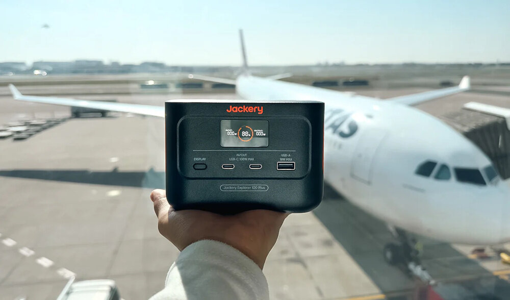 Stacja zasilania JACKERY Explorer 100 pojemnosc nominalna 31000 mAh bateria LifePO4 prad wyjsciowy 3 i 5 A