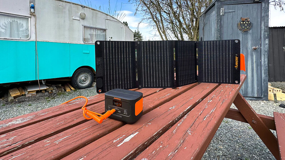 Stacja zasilania JACKERY Explorer 100 czas ladowania okolo 110 minut ladowanie za pomca gniazda sieciowego zapalniczki samochodowej paneli slonecznych o mocy 40 80 100 W technologia MPPT