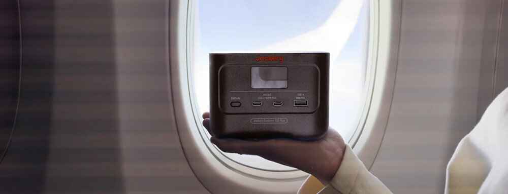 Stacja zasilania JACKERY Explorer 100 waga 0,965 kg wymiary 12,6 x 8,65 x 8,7 cm latwe przenoszenie z wysokiej jakosci tworzywa sztucznego wbudowany wyswietlacz