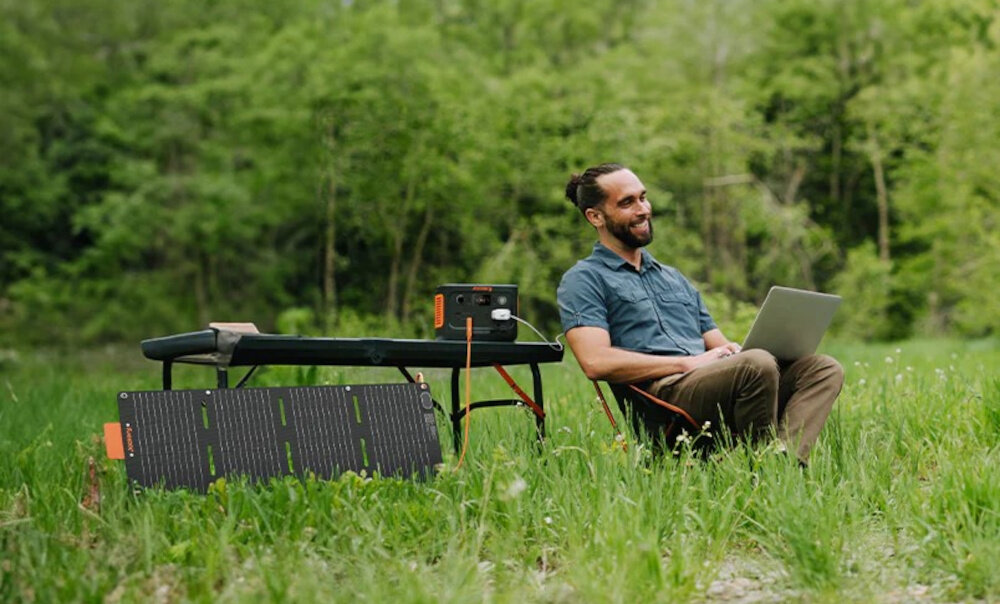 Stacja zasilania JACKERY Explorer 300 Plus EU + Mini panel 40W nieduze wszechstronne zrodlo energii niezawodne zasilanie dla szerokiej gamy urzadzen zaawansowane funkcje ladowania