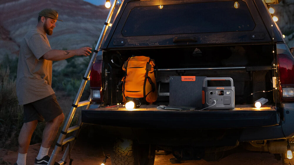 Stacja zasilania JACKERY Explorer 300 Plus EU + Mini panel 40W cztery porty wyjciowe 2 x USB-C 1 x USB-A gniazdo zapalniczki 12 V funkcja ChargeShield szybkie bezpieczne ladowanie