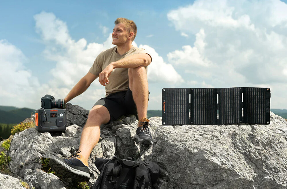 Stacja zasilania JACKERY Explorer 300 Plus EU + Mini panel 40W ladowanie z gniazdka sieciowego w okolo 2 godziny z gniazda zapalniczki samochodowej w 5,5 godziny poprzez USB 2,8 godziny z paneli slonecznych o mocy 40 W w 9,5 godziny kompletny zestaw