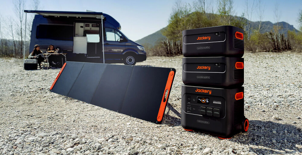 Stacja zasilania JACKERY Explorer 2000 Plus EU czas ladowania okolo 120 minut ladowanie przez gniazdo sieciowe 12 V zapalniczke samochodowa panele sloneczne o mocy 80 lub 100 W