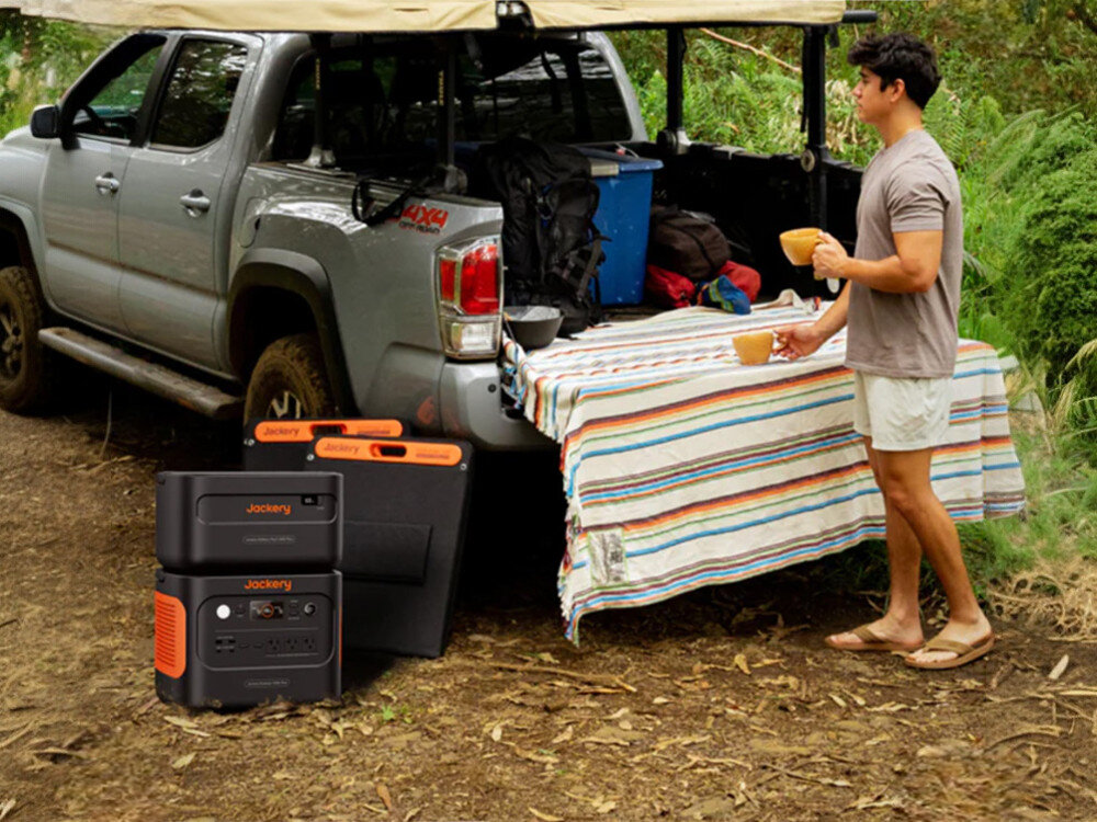 Stacja zasilania JACKERY Explorer 1000 Plus EU 1264 Wh Bank energii, AC, USB-C, porty, laptopy, mężczyzna stoi obok auta, i stacji zasilania