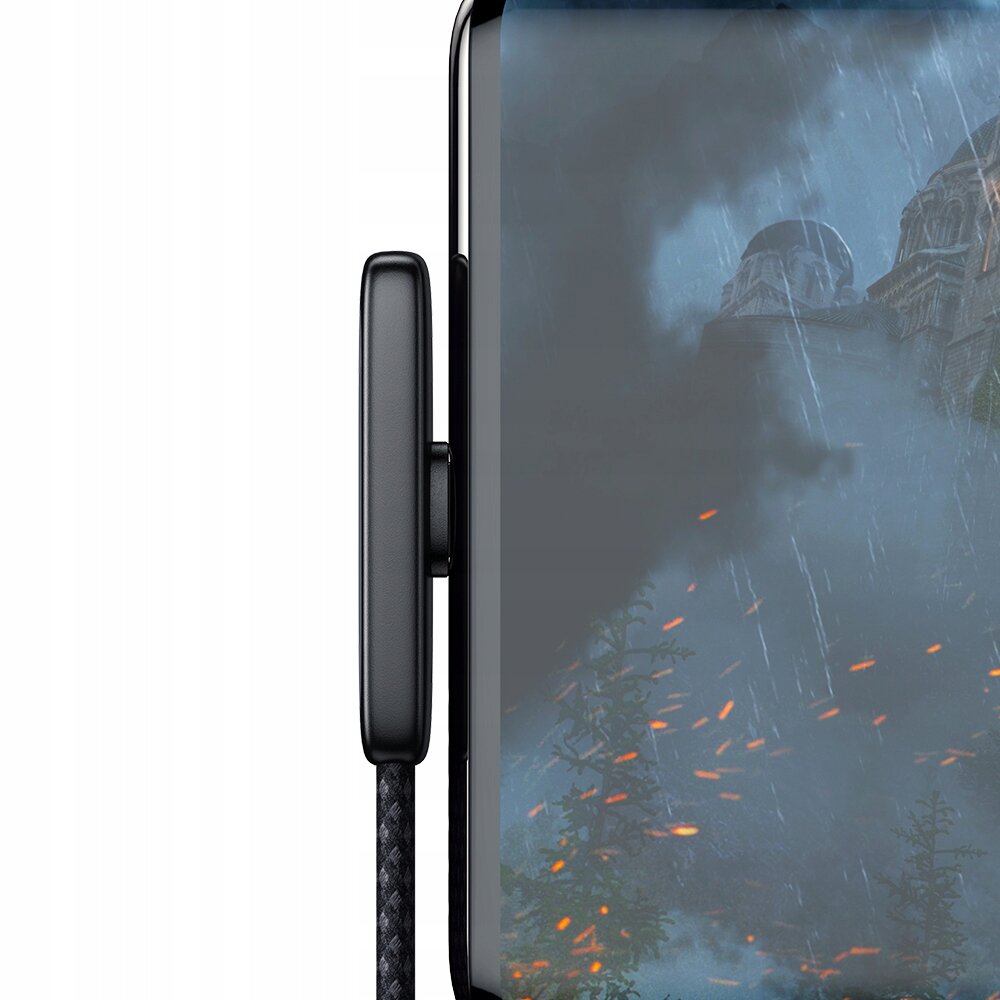 Fragment urządzenia z widocznym kablem USB-C oraz ekranem wyświetlającym scenę z ciemnym niebem i budynkami.