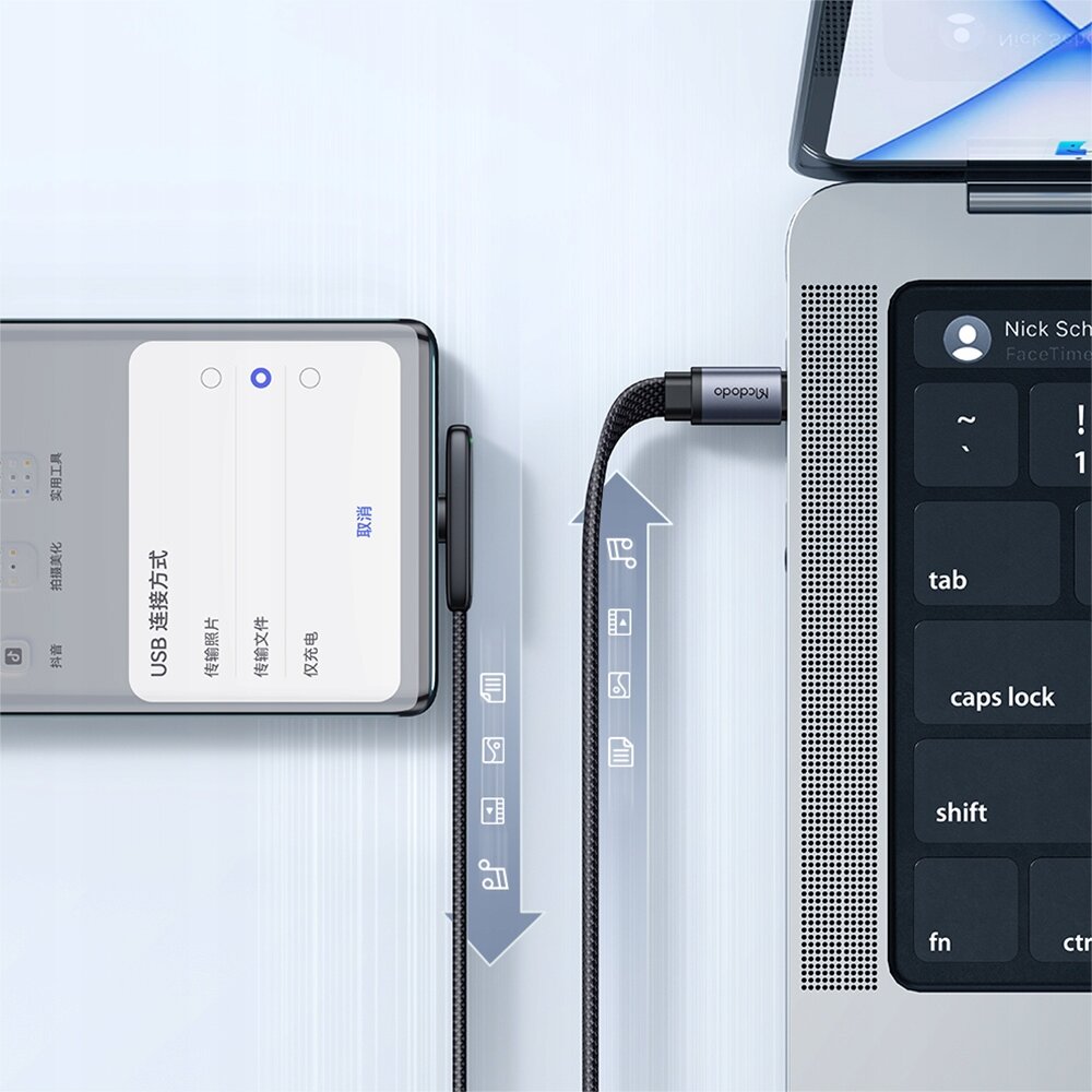 Na obrazie widać czarny kabel USB-C podłączony do laptopa i smartfona. Na kablu widoczne jest logo \'Mcdodo\'.