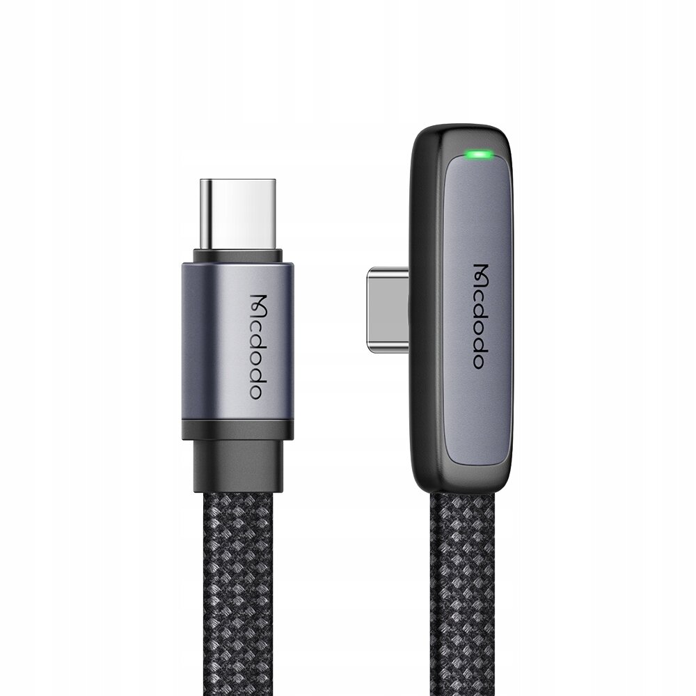 Na obrazie widoczny jest czarny kabel USB-C z kątową końcówką, z logo \'Mcdodo\' na obu złączach. Kabel ma plecioną osłonę i zieloną diodę na jednym z złączy.