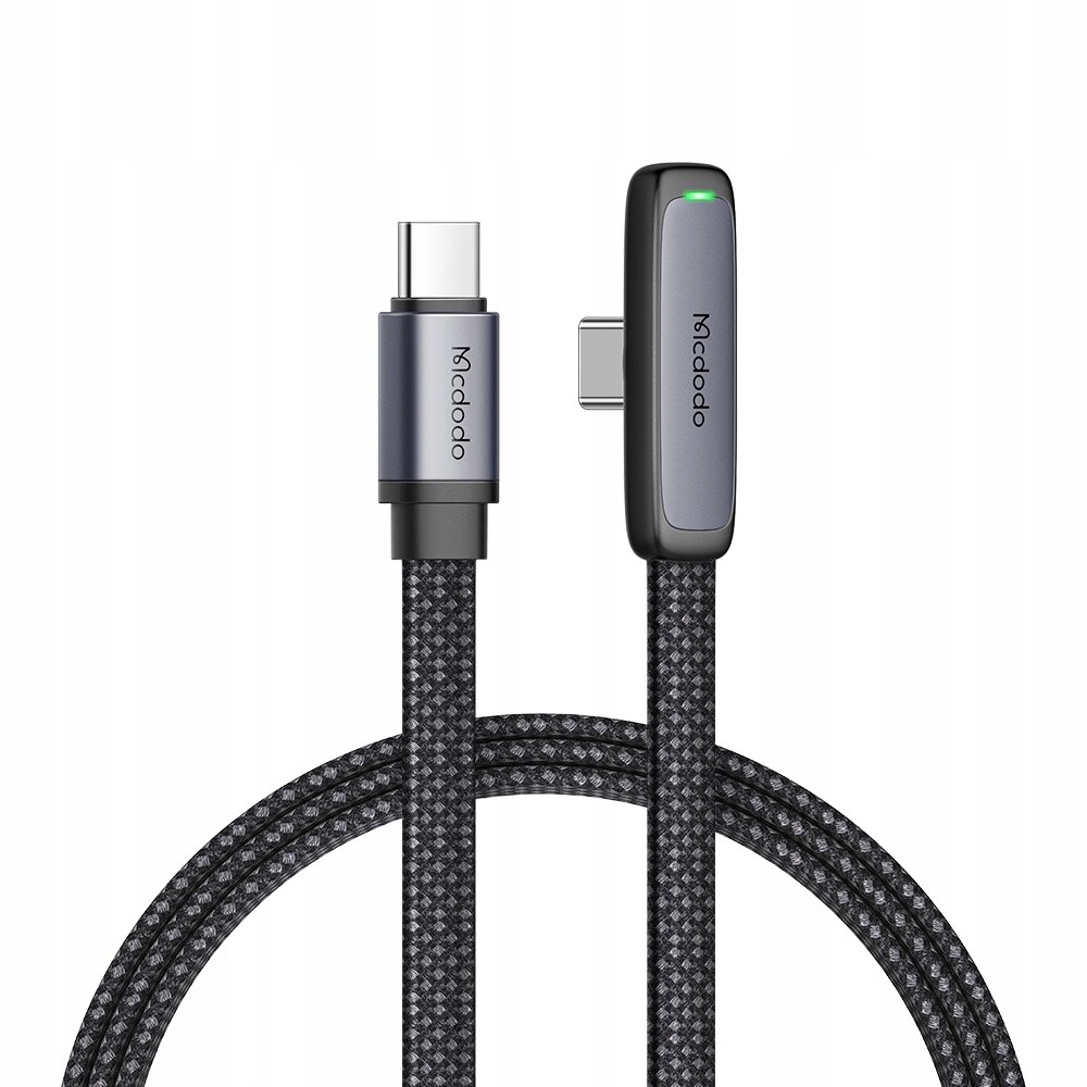 Na obrazie widoczny jest czarny kabel USB-C z plecionym oplotem, posiadający kątową końcówkę. Na obu końcówkach znajduje się napis \'Mcdodo\'.