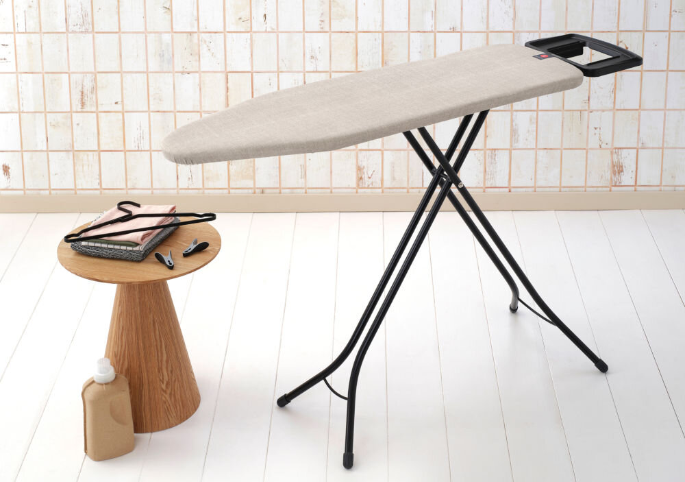 Deska do prasowania BRABANTIA 236129 Denim Grey 124 x 38 cm ułatwienie prasowania deska rozłożona beżowy pokrowiec ciemne nóżki jasne tło