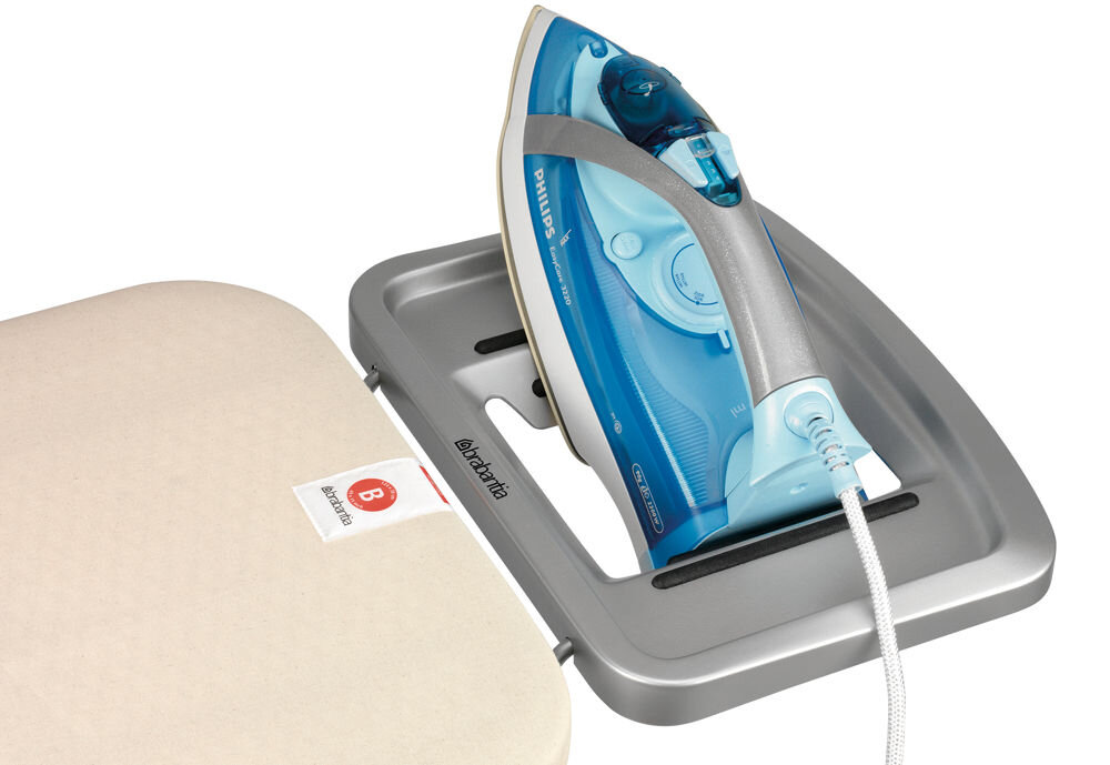 Deska do prasowania BRABANTIA 236129 Denim Grey 124 x 38 cm deska otwór na żelazko oparte żelazko białe tło 7 x 46,2 x 160,5 cm blat 124 x 38 cm  funkcjonalne rozwiązanie solidny uchwyt na żelazka parowe do 15 cm szerokości pokrowiec z trójwarstwowego materiału wygoda, bezpieczeństwo i jakość współczesne gospodarstwo domowe 