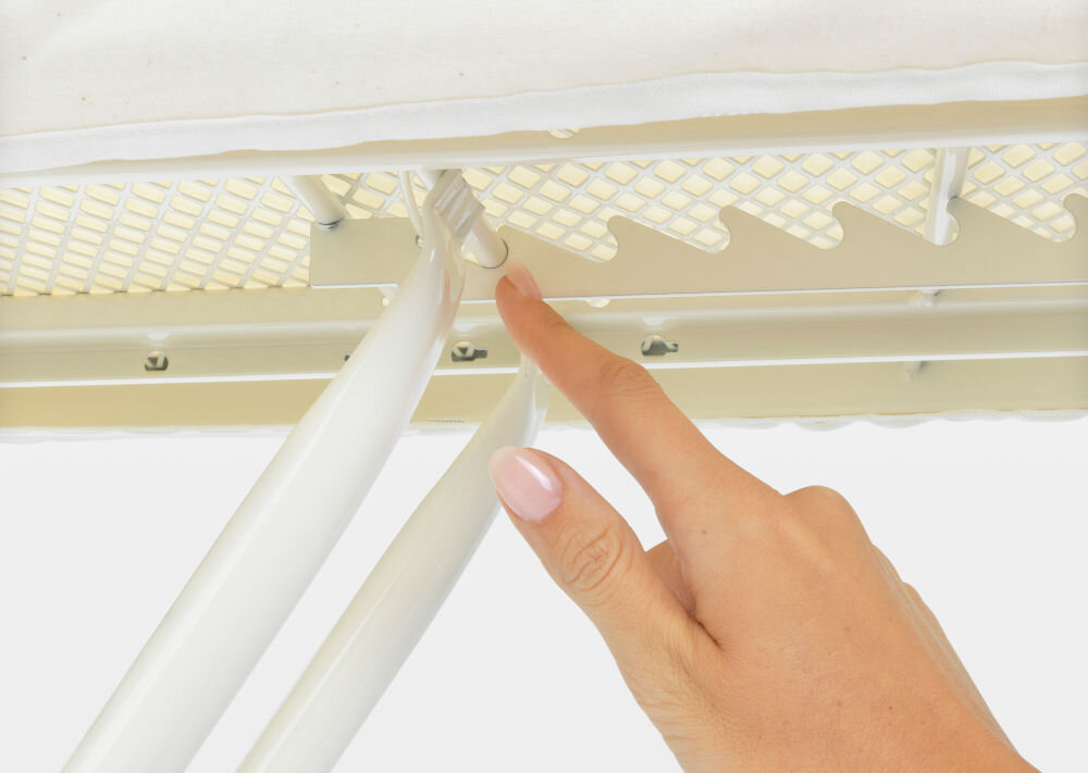 Deska do prasowania BRABANTIA 236129 Denim Grey 124 x 38 cm spód deski uchwyt ręka trzymająca uchwyt metalowe elementy białe tło płynna regulacja wysokości od 69-96 cm maksymalny komfort użytkowania dostosowanie wysokości ergonomiczny optymalna pozycja pracy wygoda redukcja zmęczenia 