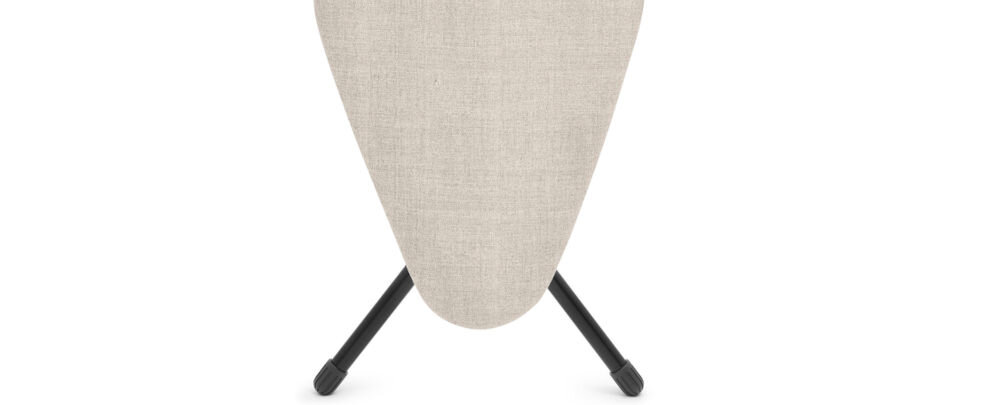 Deska do prasowania BRABANTIA 236129 Denim Grey 124 x 38 cm zbliżenie na metalowe czarne nóżki czarne końcówki nóżek białe tło elegancki design funkcjonalność do każdego wnętrza metaliczna czarna rama estetyczny pokrowiec solidne antypoślizgowe nakładki na nogi 