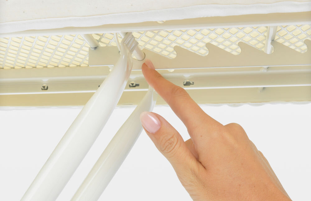 Deska do prasowania BRABANTIA 236006 Soothing Sea 124 x 38 cm spód deski ręka wskazująca mechanizm metalowe elementy białe tło płynna regulacja wysokości od 69-96 cm maksymalny komfort użytkowania dostosowanie wysokości ergonomiczny optymalna pozycja pracy wygoda redukcja zmęczenia 