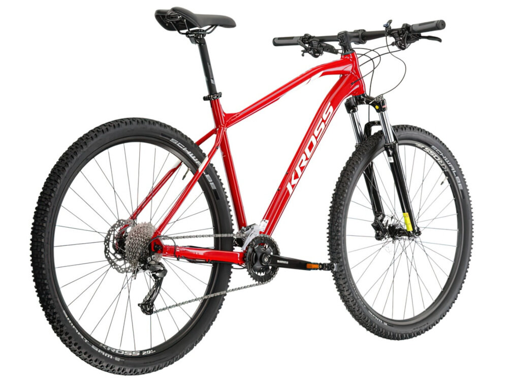 Rower górski MTB KROSS Level 3.0 M16 29 cali męski Czerwony rower na białym tle widoczny od tyłu po skosie góral pojazd dla sportowców do jazdy wyczynowej uniwersalny dla amatorów zwrotny łatwo wchodzi w zakręty do jazdy w mieście za miastem w lesie na górskim szlaku w błocie nie za głębokim piachu