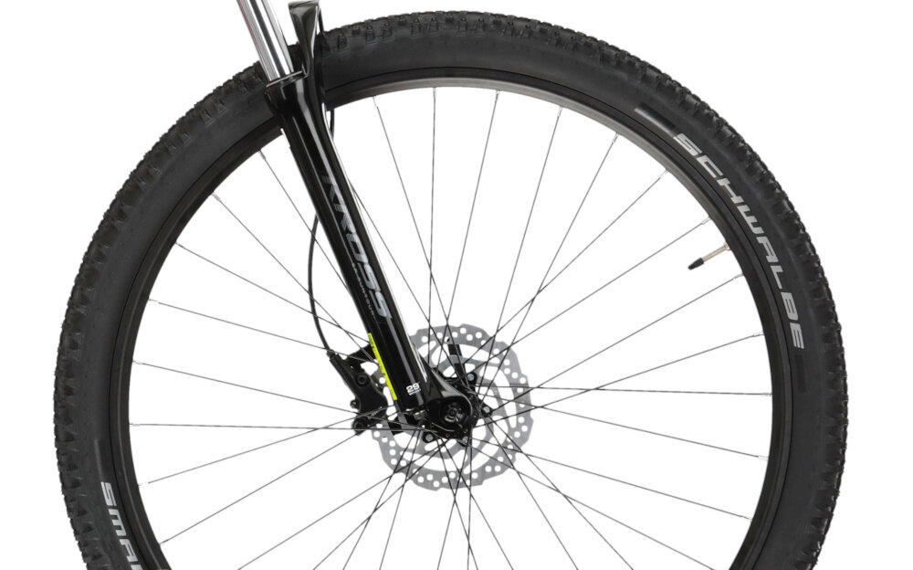 Rower górski MTB KROSS Level 3.0 M16 29 cali męski Czerwony zbliżenie na oponę rozmiar koła 29 cali łatwe pokonywanie przeszkód duży kontakt koła z podłożem szerokie opony marki SCHWALBE dobra przyczepność aluminiowe obręcze zachowanie regularnego kształtu kół stabilne trzymanie opony bezpieczna i komfortowa jazda regularne sprawdzanie ciśnienia powietrza wartość na bocznej części opony