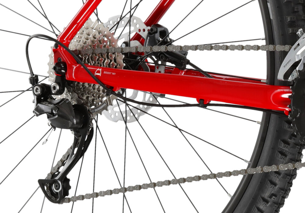 Rower górski MTB KROSS Level 3.0 M16 29 cali męski Czerwony zbliżenie na tylną przerzutkę 18 biegów przerzutki marki SHIMANO duża wytrzymałość sprawne działanie zmiana biegów jest płynna i bezproblemowa przednia przerzutka SHIMANO Altus technologia SHADOW przerzutka jest schowana tylna przerzutka SHIMANO Alivio do użytku amatorskiego lub półprofesjonalnego działa cicho