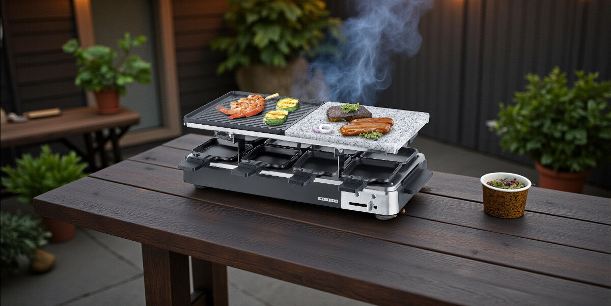 Grill elektryczny MELISSA 16300027, grillowanie, rodzinnie, wspólnie, eksperymentowanie, Grill MELISSA 16300027 na tarasie w trakcie grillowania, na płycie krewetki, warzywa i mięso, z widocznymi patelniami raclette, wokół roślinność w donicach.