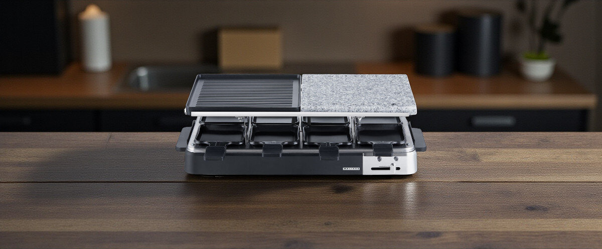 Grill elektryczny MELISSA 16300027, kamień, ryflowana, grillowanie, wygoda, Grill MELISSA 16300027 widziany z przodu, stojący na stole kuchennym – wyeksponowane żeliwna i kamienna płyta oraz komplet patelni raclette.