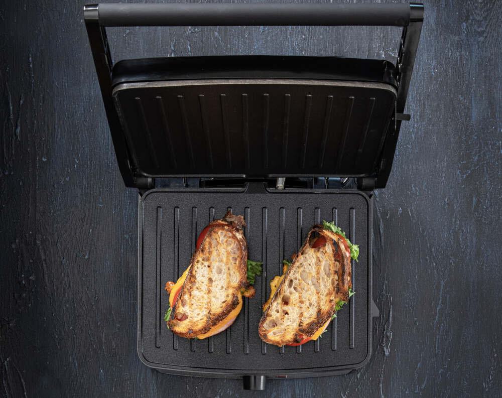 Grill elektryczny GASTRONOMA 18240001 antypoślizgowe stopki chłodny uchwyt praktyczna tacka ociekowa Bezpieczne użytkowanie