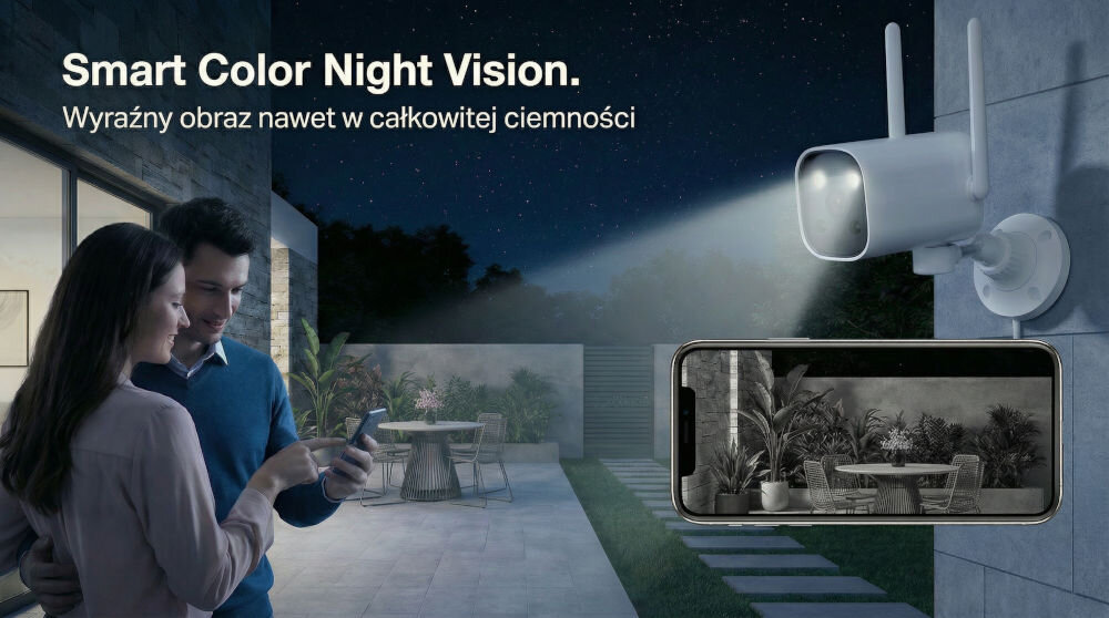 Kamera SETTI+ SC940 4MP 2K Smart, Zewnętrzna / Wewnętrzna, Wi-Fi, LAN Funkcja Smart Color Night Vision w kamerze SETTI+ SC940 zapewniająca wyraźny, kolorowy obraz w nocy. Para ludzi sprawdza podgląd z kamery na smartfonie w ogrodzie po zmroku