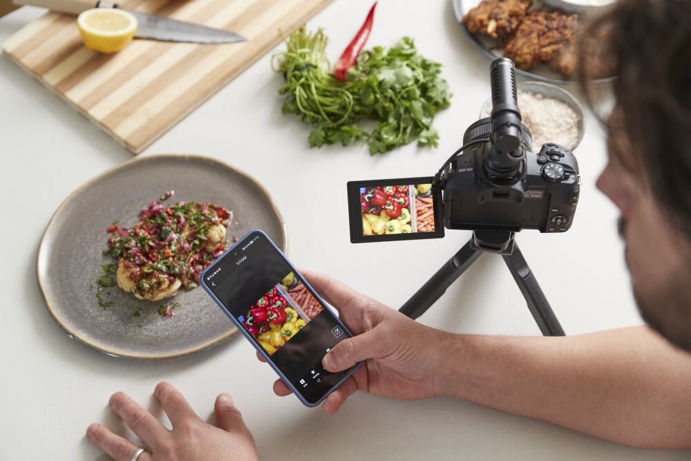 Aparat CANON EOS R50 Wi-Fi Bluetooth fotografii i filmów aplikacja Canon Camera Connect poziomu smartfona