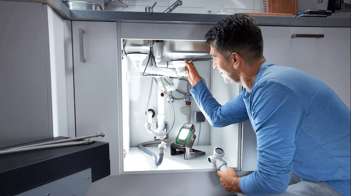 Lampa warsztatowa BOSCH UniversalWorkLight 18V-2100, magnes, hak, wygoda, stabilność, Naprawa syfonu pod zlewem z doświetleniem szafki.