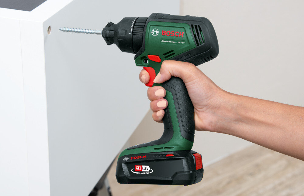 Wiertarka udarowa BOSCH AdvancedImpact 18V-80 06039E2101 pomieszczenie osoba skręca białe meble waga 1,3 kg z akumulatorem wymiary 212 x 57 x 211 mm ergonomiczny kształt lekka i mała konstrukcja