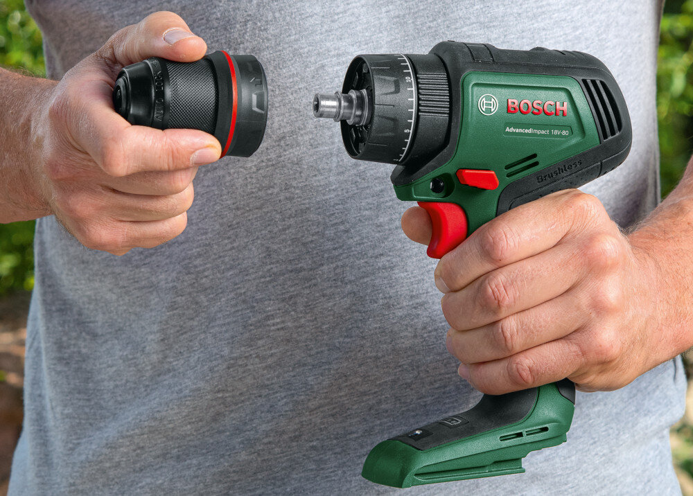 Wiertarka udarowa BOSCH AdvancedImpact 18V-80 06039E2101 ogród osoba nakłada adapter na wiertarkę system QuickSnap szybkie założenie magnetycznej nasadki lub adapterów magnetyczna nasadka automatycznie przytrzymuje wkręty