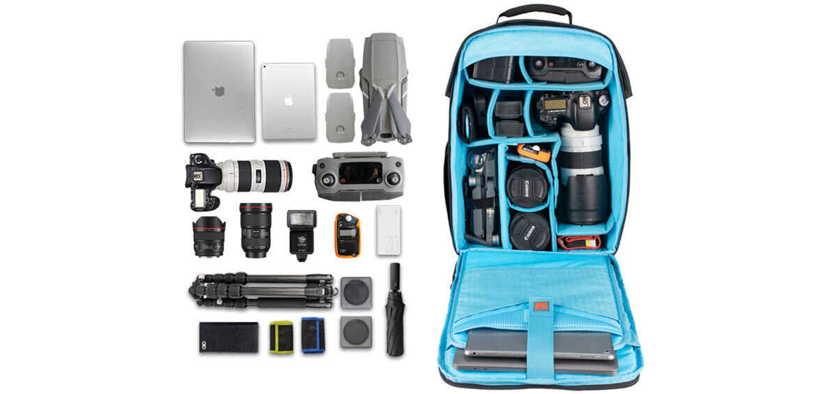 Plecak fotograficzny Fotopro FB-4 Pro, dron, pomieścić, nylon, odporne, na białym tle plecak z otwartą pokrywą, obok sprzęt elektroniczny