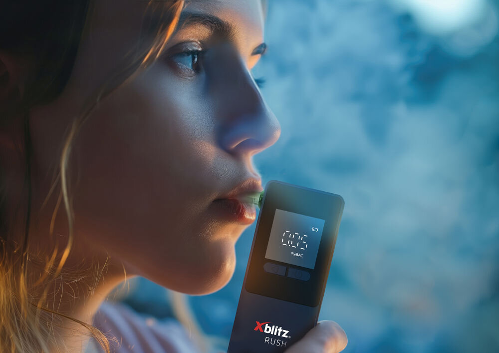 Alkomat XBLITZ Rush Elektrochemiczny czytelny wyświetlacz LCD szybki czas gotowości do pomiaru łatwe korzystanie zalkomatu intuicyjna obsługa
