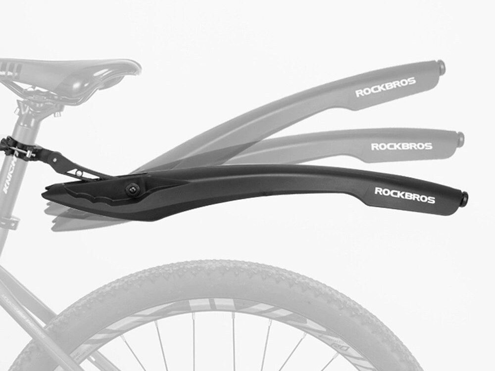 Na obrazie widoczny jest czarny błotnik rowerowy zamontowany na rowerze, z logo \'ROCKBROS\' na boku. Błotnik jest pokazany w trzech różnych pozycjach, co sugeruje możliwość regulacji.