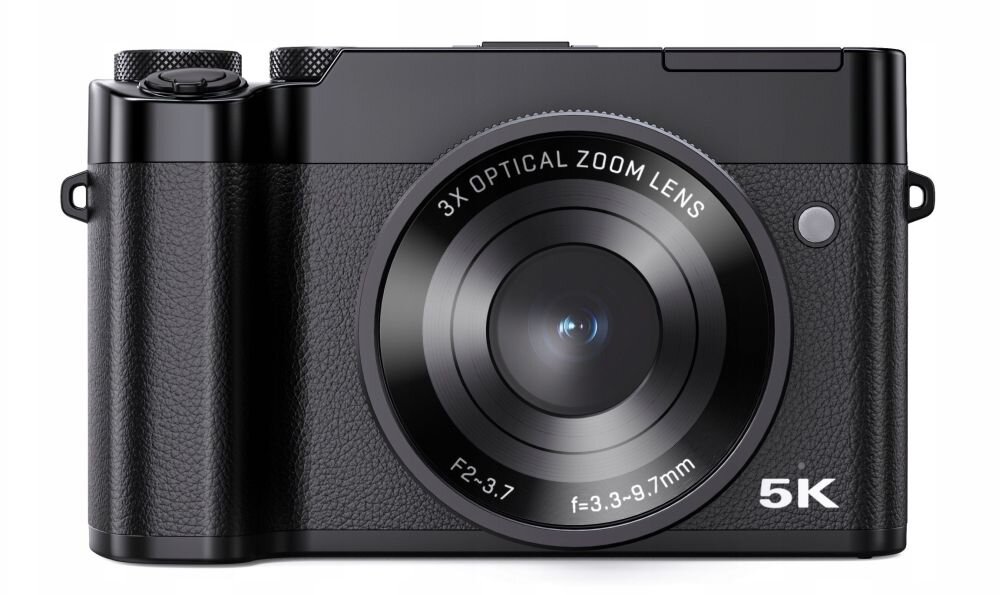 Czarny aparat fotograficzny z widocznym obiektywem oznaczonym napisem \'3X OPTICAL ZOOM LENS F2-3.7 f=3.3-9.7mm\'. Na obudowie znajduje się napis \'5K\'.
