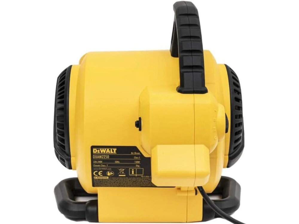 Dmuchawa DEWALT AT-DXAM2250 dmuchawa na białym tle widoczna od tyłu wymiary 20 × 29 × 30 cm łatwa w ustawieniu i obsłudze niewielka konstrukcja i wygodny uchwyt waga około 5 kg moc silnika 130 W przy poborze 0,13 kW wydajność do 850 m³/h