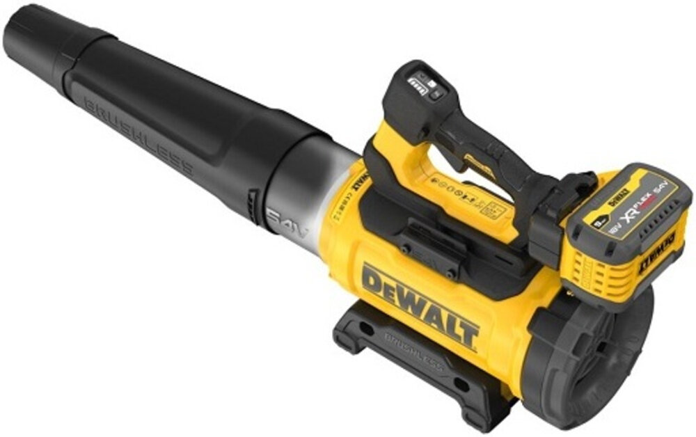 Dmuchawa do liści akumulatorowa DEWALT DCMBL777X1-QW (z akumulatorem) dmuchawa na białym tle widoczna od tyłu pod skosem silnika bezszczotkowego wentylatorem osiowym stabilną moc wydajny przepływ powietrza efektywne skrócić czas pracy