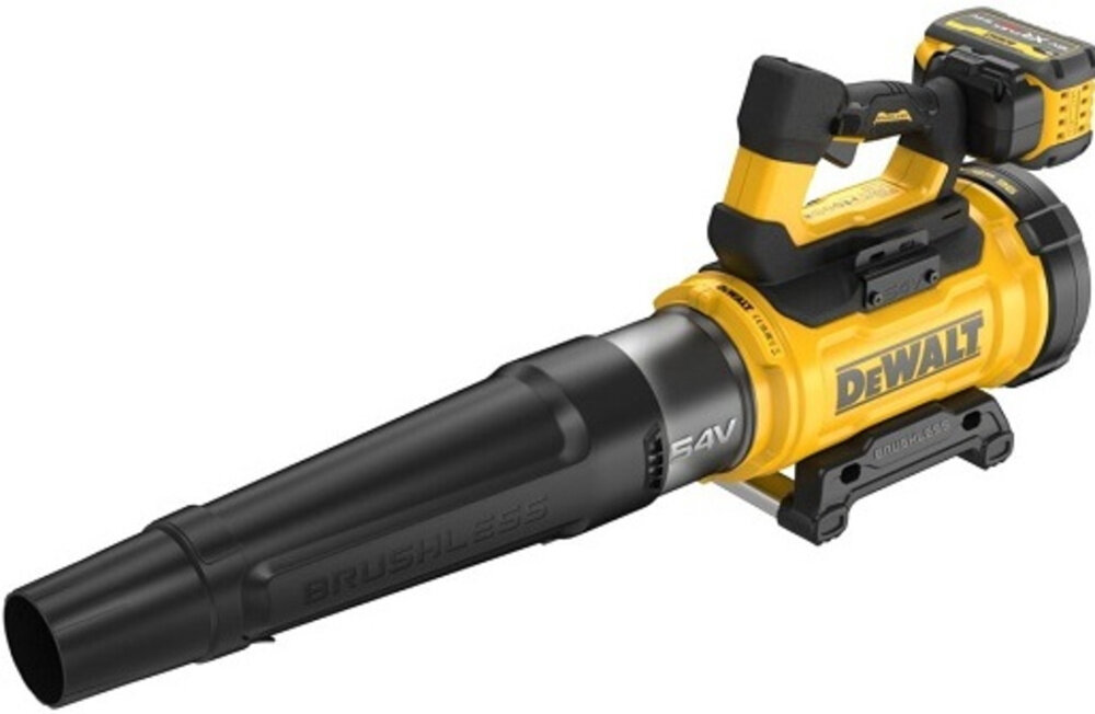 Dmuchawa do liści akumulatorowa DEWALT DCMBL777X1-QW (z akumulatorem) dmuchawa na białym tle widoczna od przodu pod skosem dwie dysze jedną z końcówką płaską drugą z okrągłą wszechstronność Dysza płaska równomiernie rozprowadza powietrze okrągła koncentruje strumień powietrza w jednym kierunku
