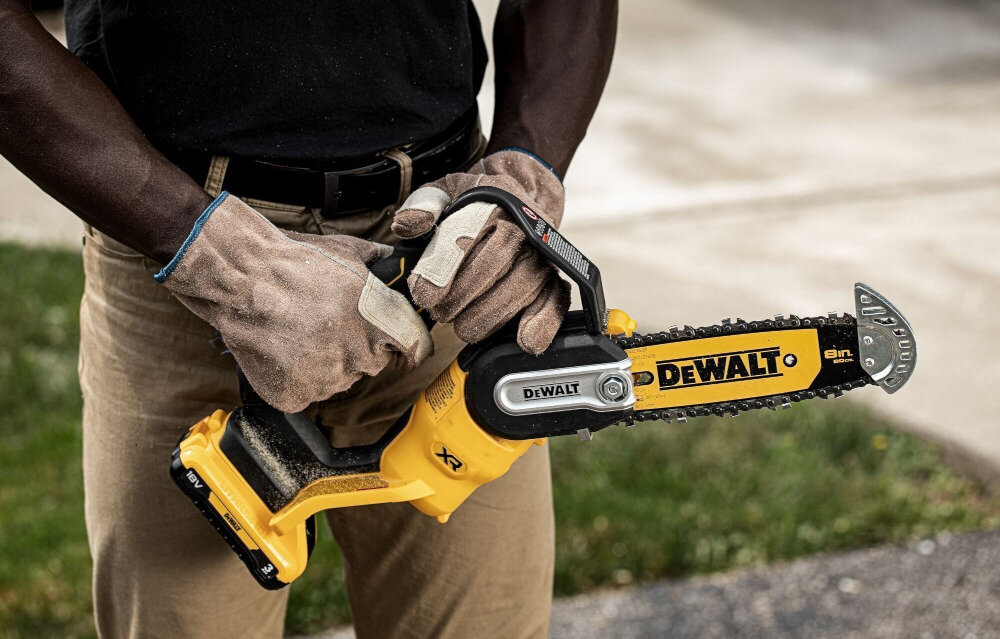 Piła akumulatorowa DEWALT DCMPS520N-XJ wydajnosc wygoda pracy waga 2,08 kg lekka latwa w manewrowaniu
