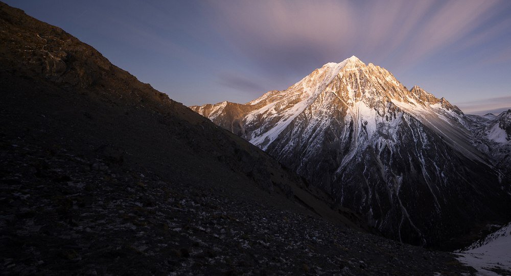 Górski krajobraz z ośnieżonym szczytem; 