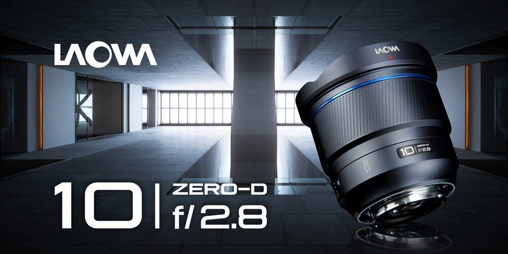 Grafika reklamowa: obiektyw LAOWA 10mm ZERO-D f/2.8 na tle wnętrza z oknami; widoczne napisy kv początek opisu
